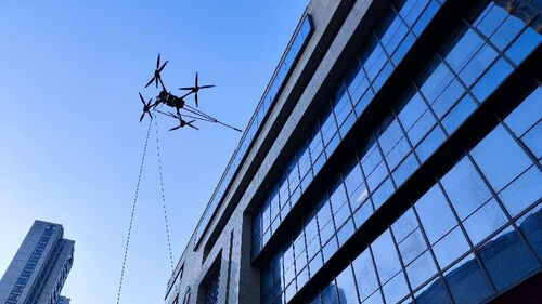 Τελευταίες ειδήσεις της εταιρείας για Το πρώτο έτος καθαρισμού κτιρίων με μη επανδρωμένο αεροσκάφος: μη επανδρωμένο αεροσκάφος καθαρισμού MYUAV FC30X