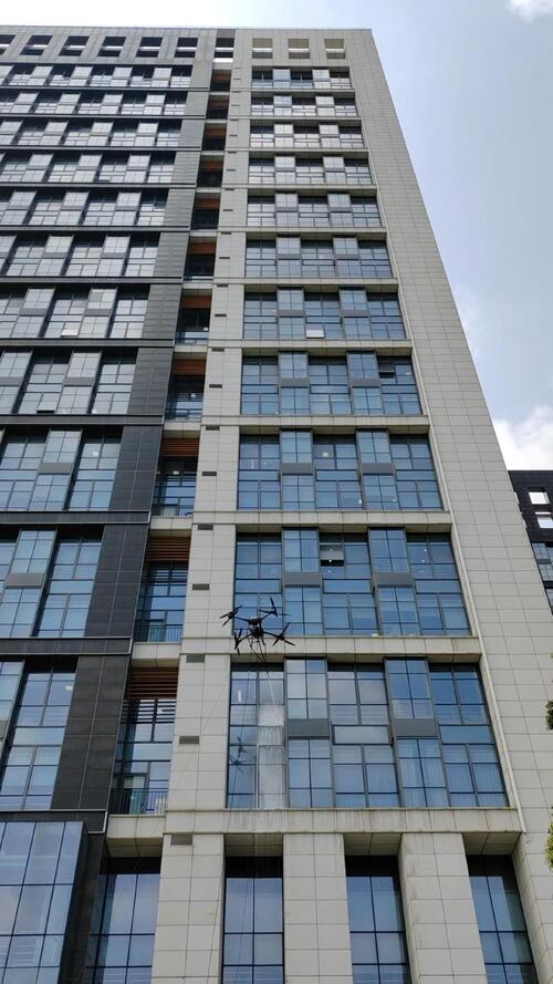 Τελευταίες ειδήσεις της εταιρείας για Η τεχνολογία των drones καθαρίζει ουρανοξύστες!