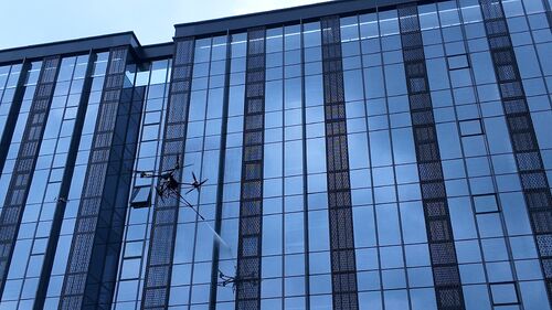 Τελευταίες ειδήσεις της εταιρείας για MYUAV DJI FC30 διπλό καλώδιο καθαρισμού σε μεγάλο υψόμετρο UAV ολοκληρώθηκε αποτελεσματική και φιλική προς το περιβάλλον επιχείρηση καθαρισμού τοίχου κουρτίνας