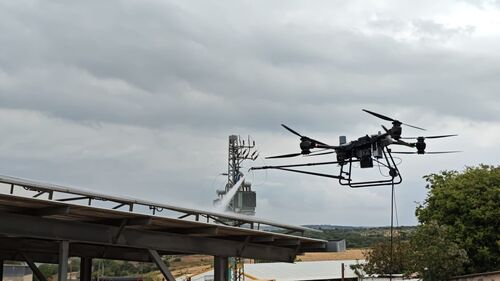 Τελευταίες ειδήσεις της εταιρείας για MYUAV FC30 Dual Tethered High-Altitude Cleaning Drone Ολοκληρώνει το Έργο Καθαρισμού Φ/Β πάνελ στη Μέση Ανατολή